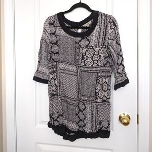 3/$15 Breezy Black and White Long sleeve Tunic top